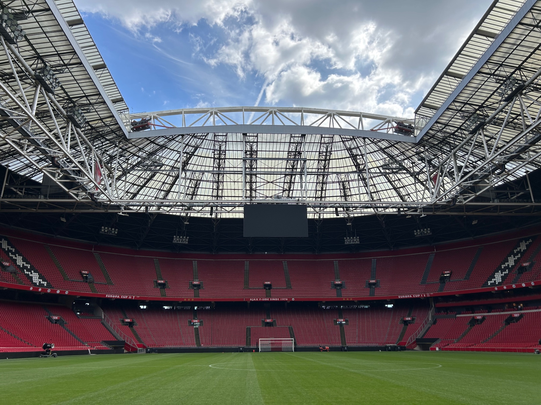 Johan Cruijff ArenA retractable roof open to the sky